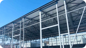 Column-free steel structure designed using RFEM 6 to address challenging soil conditions and ensure safety.