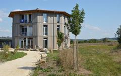 View of the Tempelhof residential tower in Kreßberg, Baden-Württemberg, surrounded by natural landscape and clear architecture.