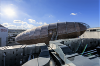 Vista lateral de la estructura de la aeronave de madera y acero con la membrana "Paraguas" (© Jan Slavík, DOX)