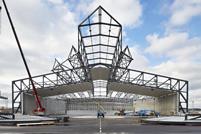 Hangar con protección acústica durante la construcción (© WTM Engineers GmbH)