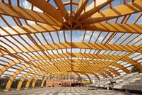 Estructura de cubierta sin pilares compuesta de vigas de celosía de madera laminada encolada (© KASPER CZ sro)