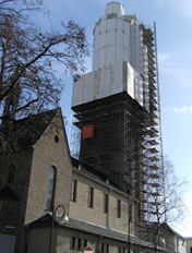 Estructura de andamio para la renovación de un campanario en Kerpen, Alemania