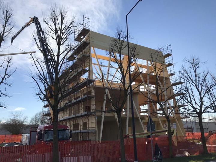 Sistema de sujeción lateral de las vigas laminadas encoladas (© Studio Ergodomus)