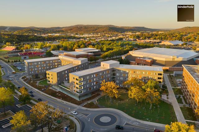Residencia de estudiantes Adohi Hall, Universidad de Arkansas, Estados Unidos (© binderholz)