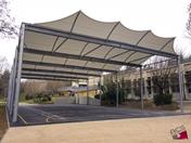 La estructura de membrana tensada del patio escolar en Châteauneuf-de-Galaure, Francia (© ACS Production)