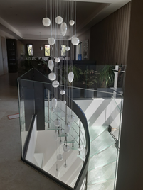 Parte superior de la escalera multimaterial (madera, acero, vidrio) Antibes, Francia (© YLEx)