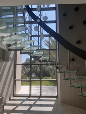 Vista general de la escalera multimaterial (madera, acero, vidrio) Antibes, Francia (© YLEx)