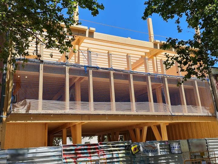 El edificio de madera en construcción (© Estudi M103)