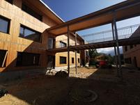 Pasarela conectando el área de almacenamiento con el edificio de oficinas de la sede de ÖkoFEN, Saint Baldoph, Francia (© CBS-CBT)