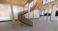 Escalera de caracol en el Centro Aeroespacial de Excelencia de KF, Canadá (© StructureCraft)