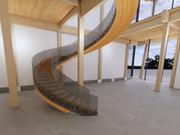 Escalera de caracol en el Centro de Excelencia KF Aerospace, Canadá (© StructureCraft)