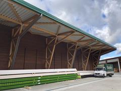 CP 001264 | Exterior de la nave de madera (© Maderas Besteiro)