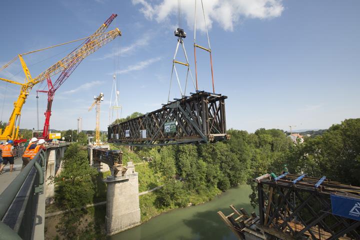 Inserción de una cercha del puente | © Eva Bartussek