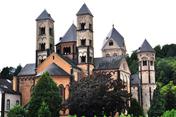 Iglesia de seis torres del monasterio en Maria Laach, Alemania
