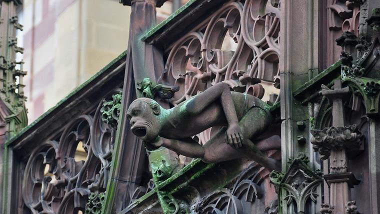 Gárgola en la catedral de Estrasburgo