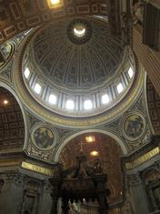 Bajo la cúpula de la basílica de San Pedro en Roma