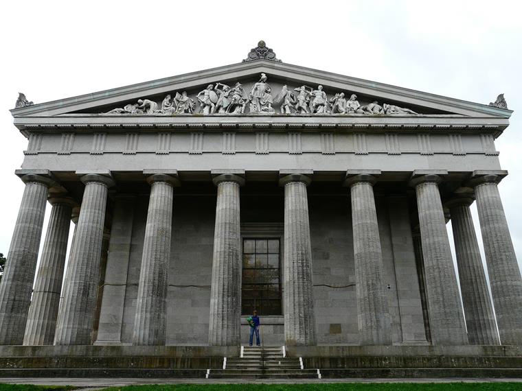 Imponente entrada del Valhalla Memorial en Ratisbona (Alemania)