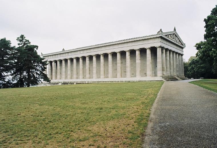 Vista lateral del monumento nacional de Valhalla en Alemania