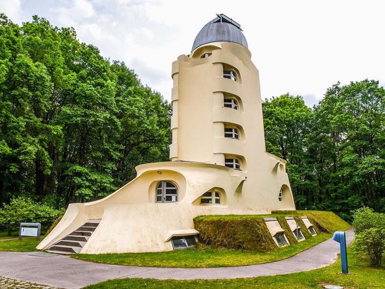 La "Torre Instein" en Potsdam es un ejemplo bien conocido del expresionismo en la arquitectura.