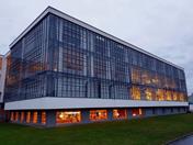 Vista de la fachada de vidrio de la Bauhaus (Dessau, Alemania)