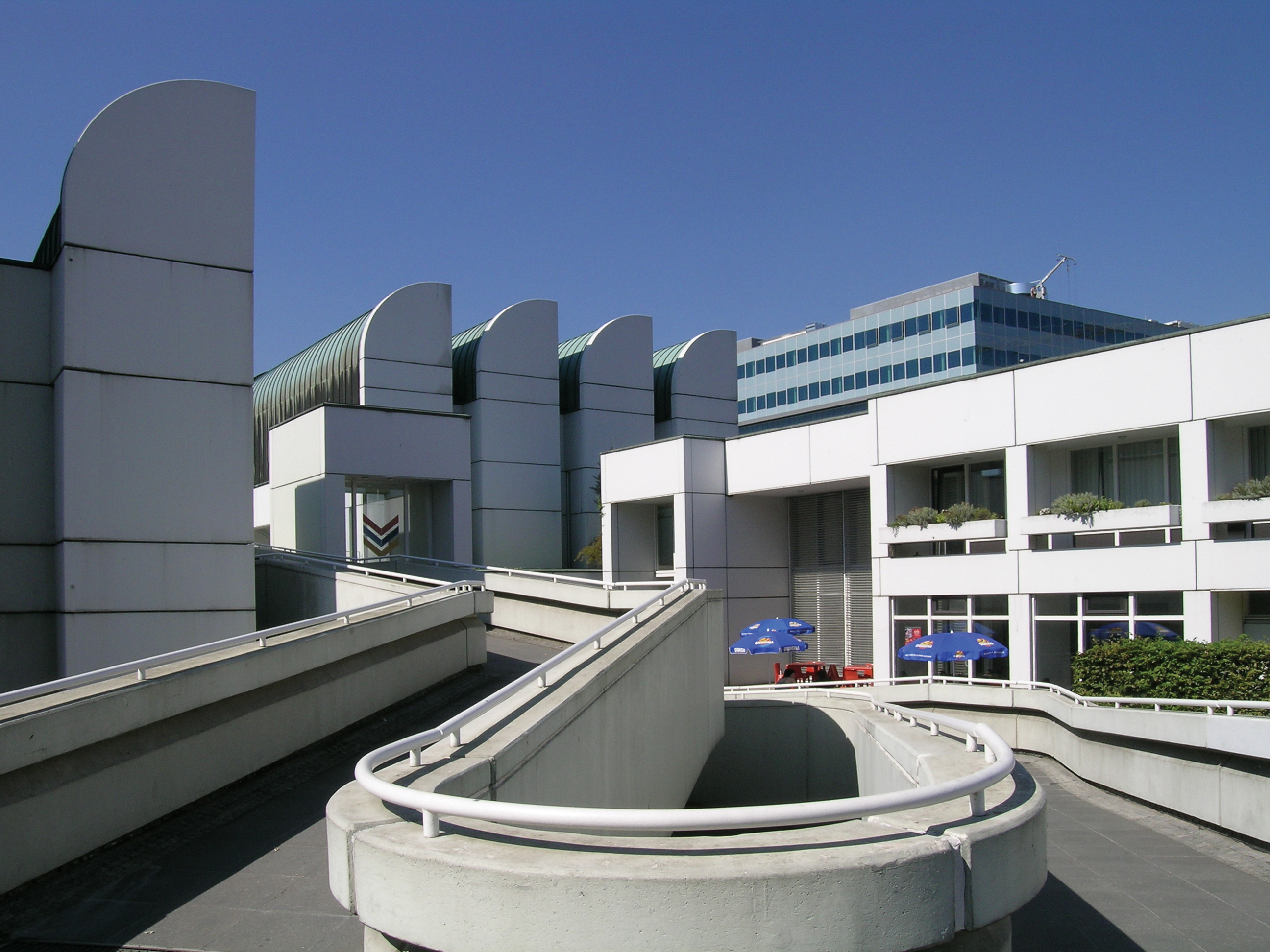 El Bauhaus-Archiv de Berlín, con sus cubiertas en dientes de sierra, es una verdadera declaración de amor al estilo Bauhaus.