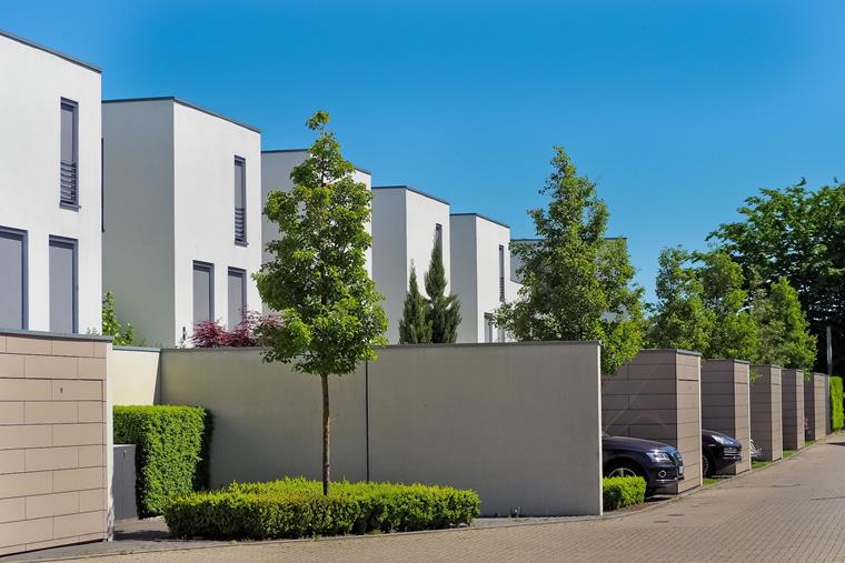 Las características del estilo Bauhaus también se pueden ver hoy en día en las casas típicas suburbanas: Cubismo, yeso blanco, cubierta plana y funcionalidad simple.