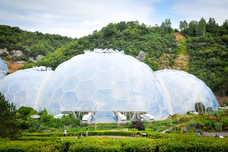 Proyecto Edén: Un jardín botánico con una arquitectura orgánica armónica