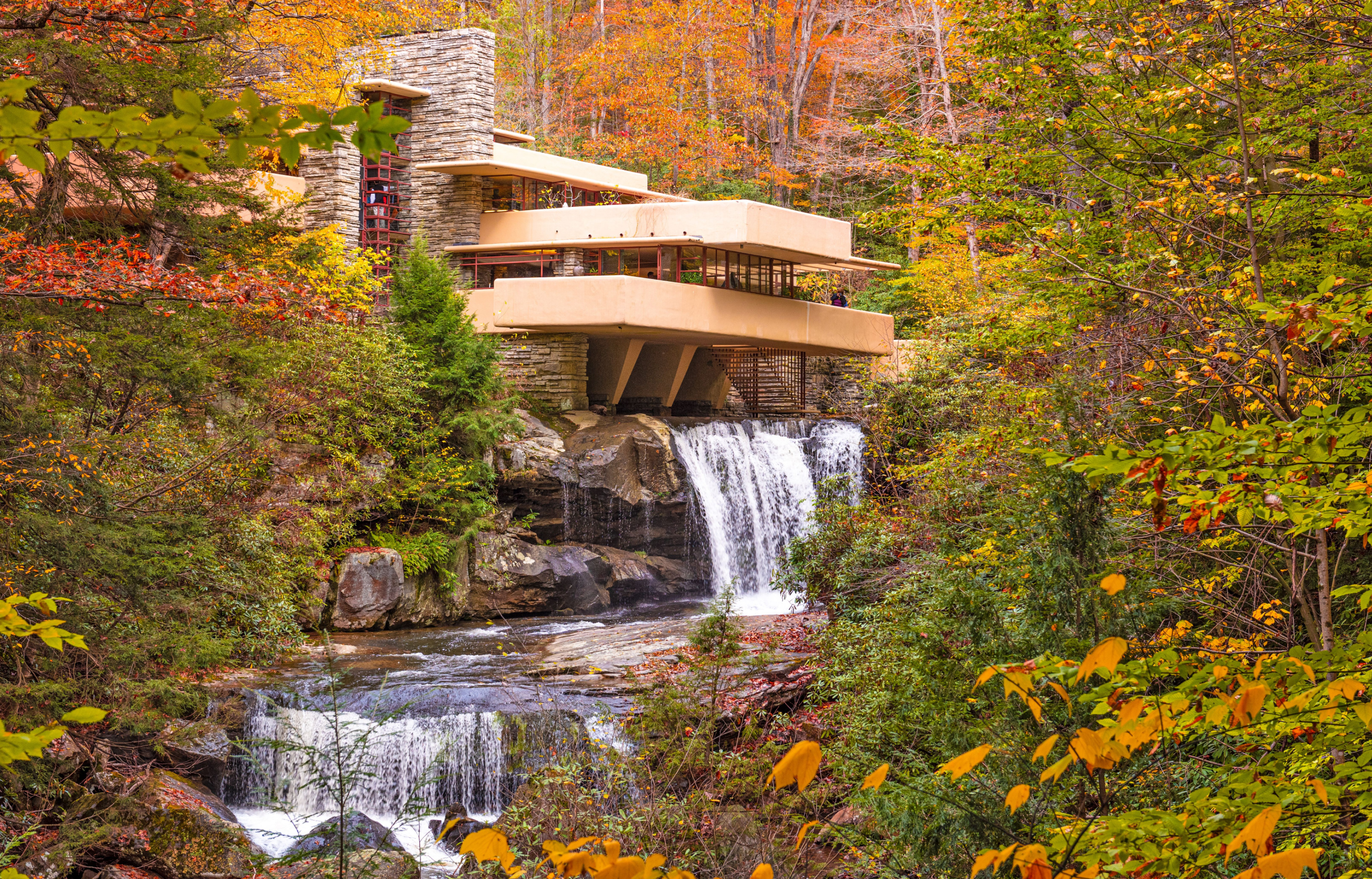 Con sus legendarias formas orgánicas, Fallingwater es una de las casas privadas más famosas del mundo.