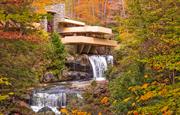 Con sus legendarias formas orgánicas, Fallingwater es una de las casas privadas más famosas del mundo.