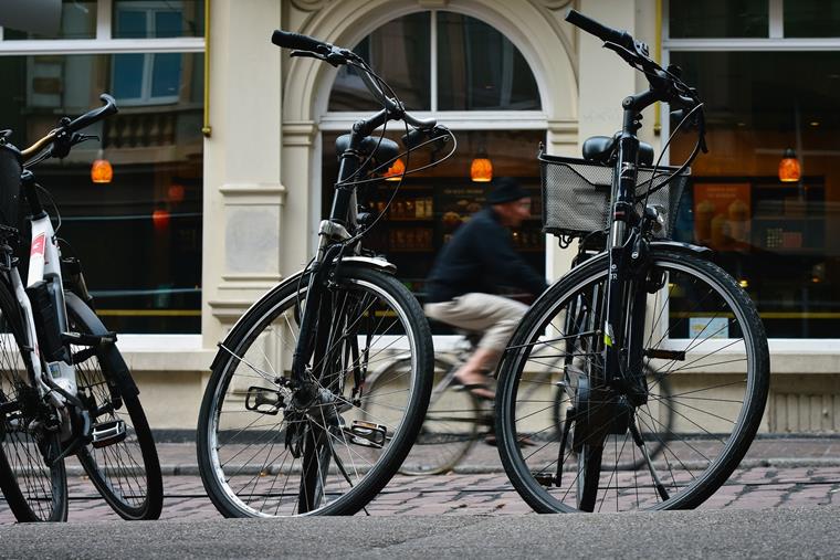 Ir en bicicleta al trabajo es cada vez más popular.