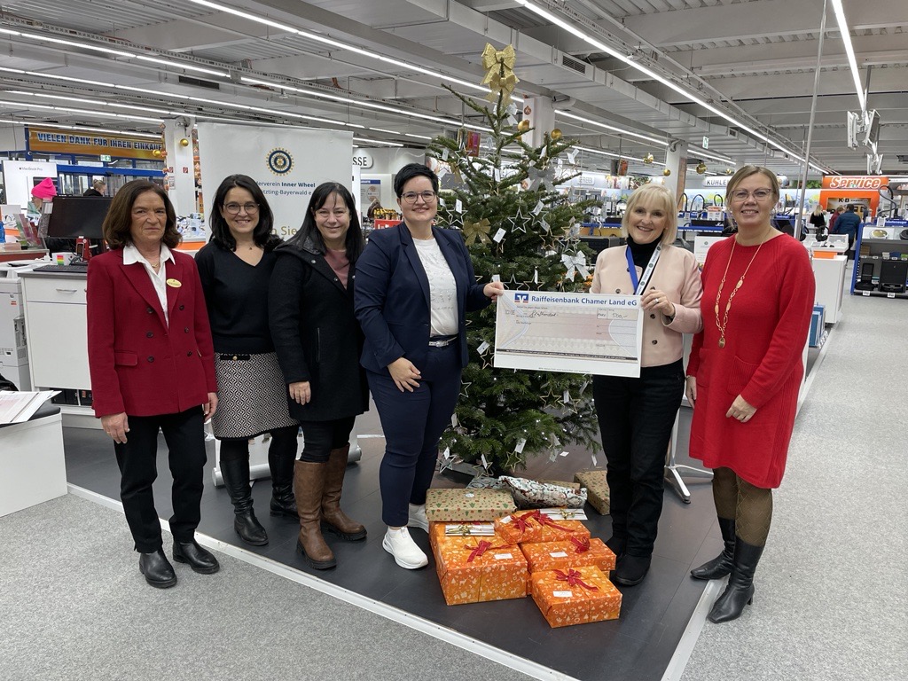 La entrega de la donación para el árbol de los deseos fue un asunto especial y cercano a nuestros corazones.