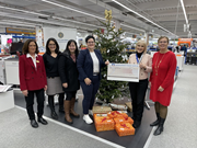 La entrega de la donación para el árbol de los deseos fue un asunto especial y cercano a nuestros corazones.