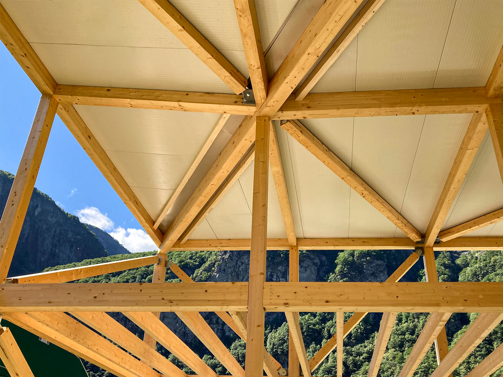 Almacén de Siegrist Igor Carpenteria en Maggia, Suiza