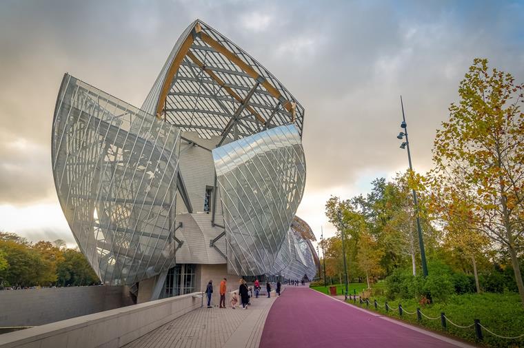 Cariñosamente llamado "Nube de cristal" por su arquitecto, Frank Gehry. la Fondation Louis Vuitton es un edificio ejemplar del deconstructivismo.