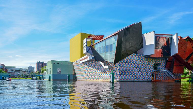 El nuevo edificio deconstructivista del Museo de Groninga reemplazó al antiguo museo y muestra todas las características del deconstructivismo.