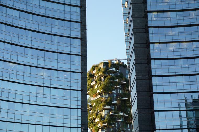 Arquitectura de baja tecnología en medio de edificios de alta tecnología: Bosco Verticale en Milán, Italia