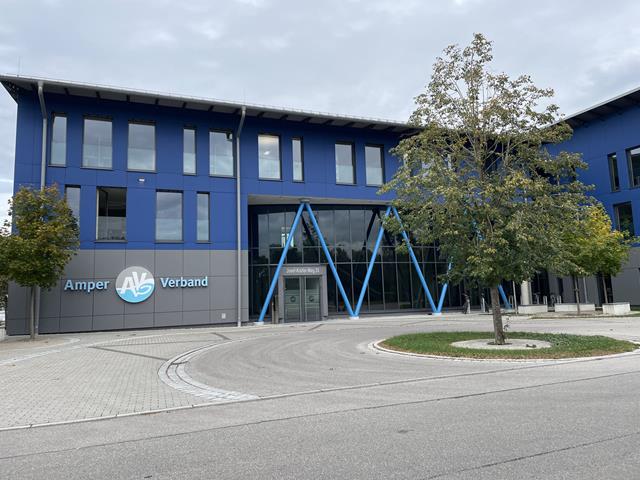 Vista frontal del edificio de oficinas con los pilares mixtos de acero en forma de V | © Die Tragwerker GmbH