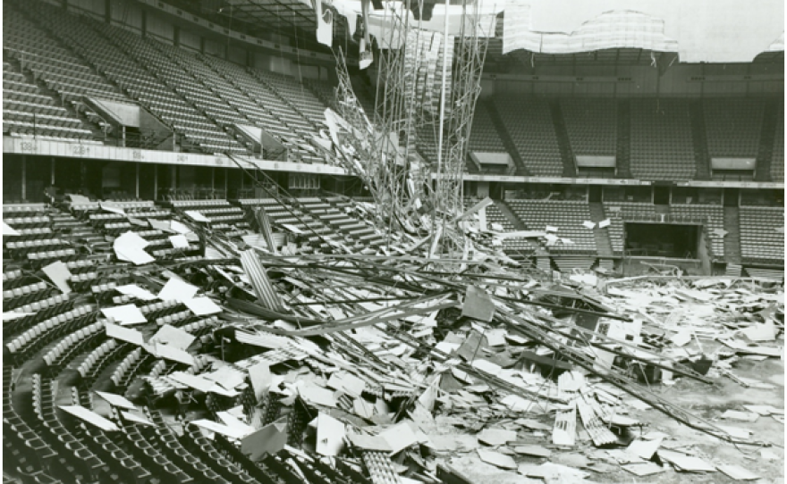 Colapso y derrumbe del techo del Kemper Arena después de las fuertes lluvias en 1979 (Fuente: Wiss Janney Elstner/MatDL Wiki-CC).