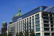 Radisson Collection Hotel en Karl-Liebknecht-Straße en Berlín con fachada moderna