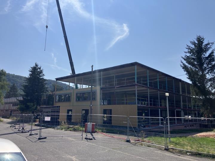 Instalación de la nueva fachada de estructura de madera