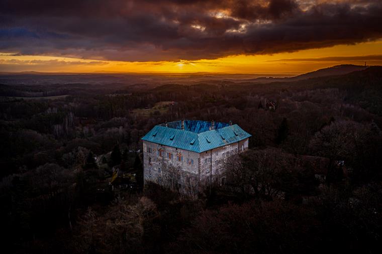Castillo de Houska en Chequia al atardecer, rodeado de naturaleza mística y ambiente crepuscular
