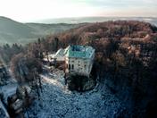 El castillo de Houska en la República Checa, con temperaturas gélidas, un castillo gótico en un ambiente invernal.