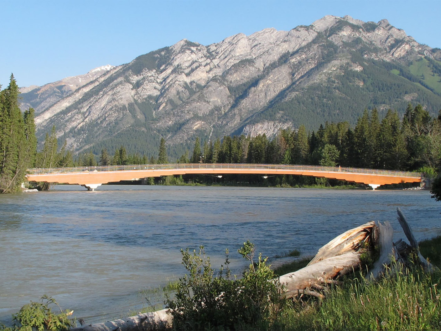 Puente peatonal sobre el río Bow en Banff, Canadá (© StructureCraft Builders Inc.)