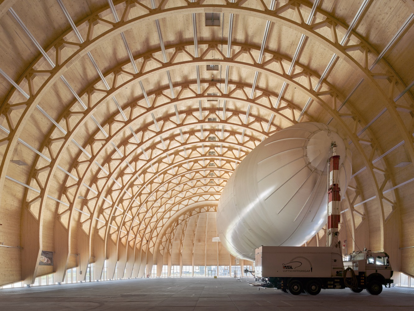 Vista interior de un hangar de dirigibles en Mühlheim, fotografiada por Annika Feuss