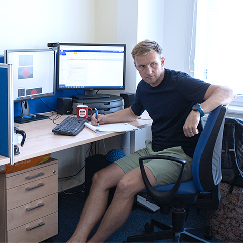 Softwareentwicklungsteam zeigt Mitglieder mit variierenden Gesichtsausdrücken und emotionaler Vielfalt