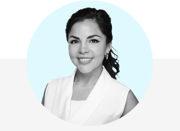 Professionelles Portrait von Mitarbeiterin Alejandra Ruiz Rojas vor neutralem Hintergrund