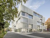 La Casa de las Escuelas de la Universidad Johannes Kepler en Linz combina una estructura innovadora con un diseño sostenible.