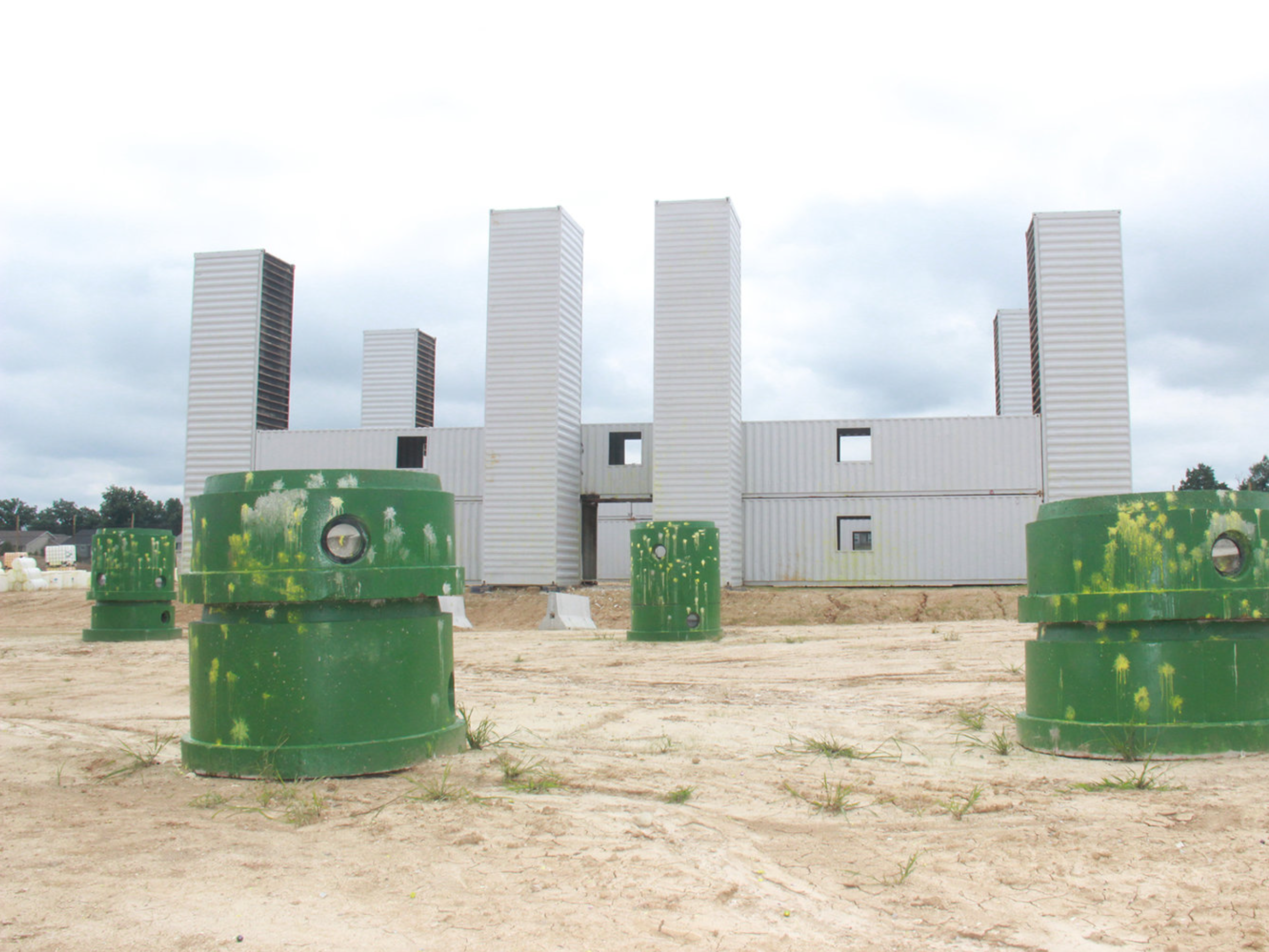 Contenedores de acero que constituyen el Castillo de Bowser en GG Sports Park, EE.UU.