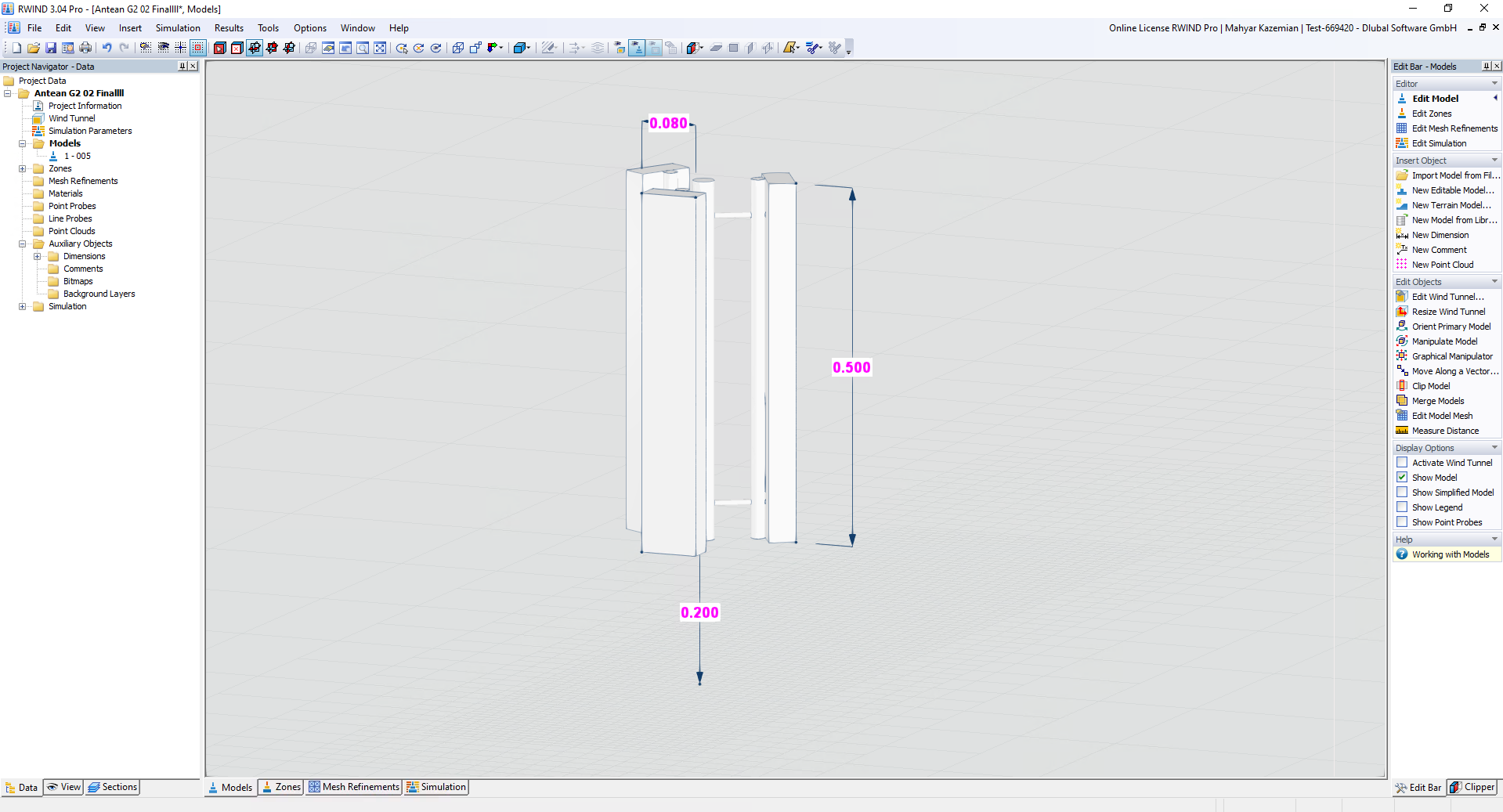Simulación de tres antenas de bordes afilados utilizando el software RWIND, mostrando efectos aerodinámicos y patrones de flujo alrededor de estructuras complejas.
