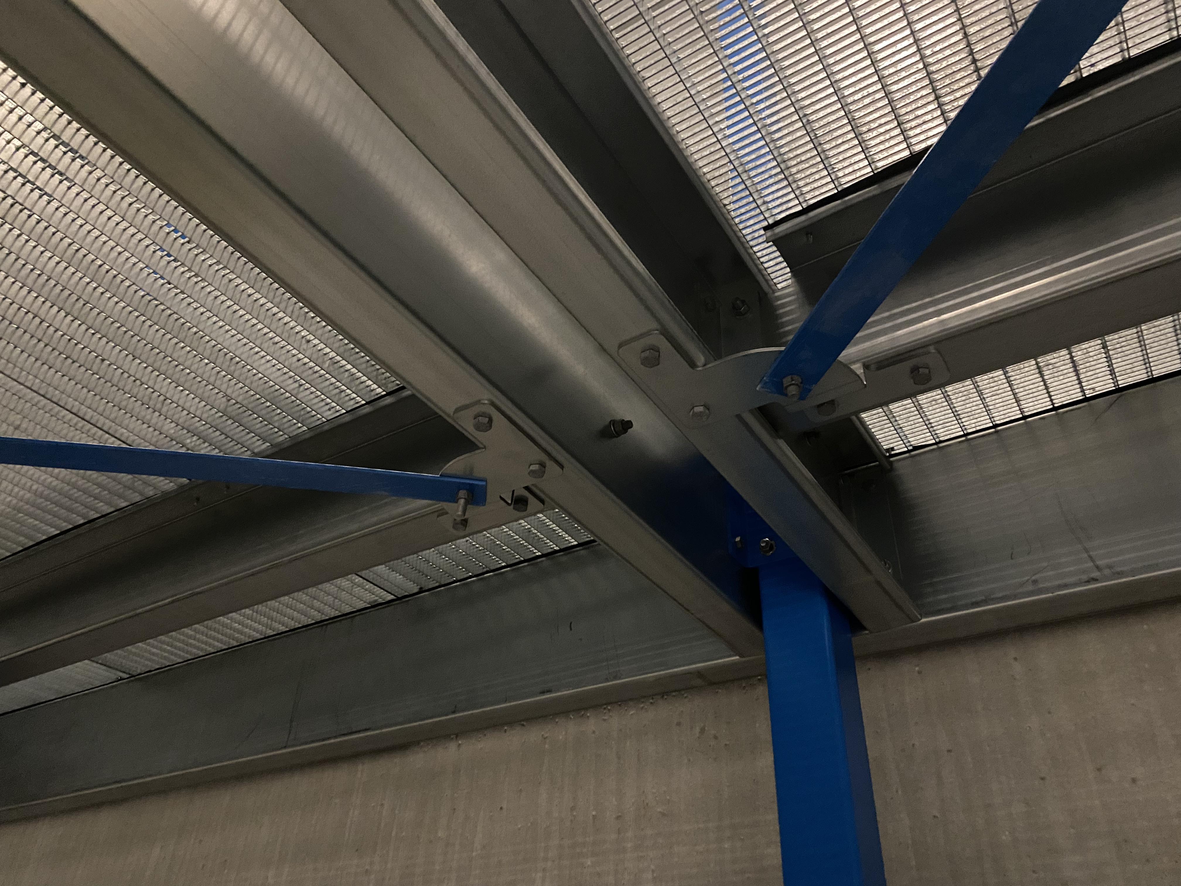 Vista detallada de una unión especificada con elementos de fijación visibles